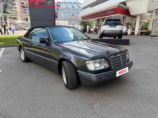 1993 Mercedes-Benz E-Класс 220 I (W124), чёрный, 2700000 рублей, вид 1