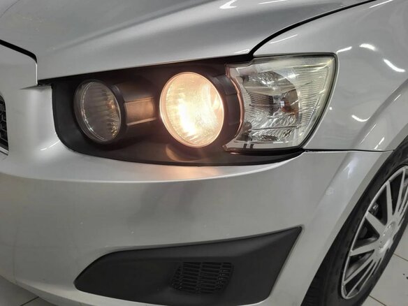 2013 Chevrolet Aveo II, серебристый - вид 4