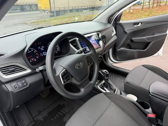 2021 Hyundai Solaris II Рестайлинг, белый, 1600000 рублей - вид 10
