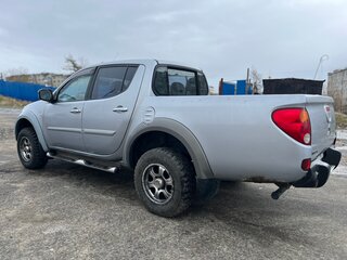2014 Mitsubishi L200 IV Рестайлинг, серебристый, 890000 рублей, вид 3