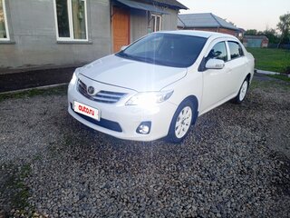 2010 Toyota Corolla X (E140, E150) Рестайлинг, белый, 1000000 рублей, вид 3