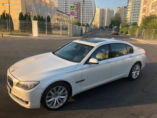 2010 BMW 7 серии Long 750Li V (F01/F02/F04), белый, 1700000 рублей, вид 3