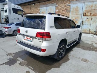 2017 Toyota Land Cruiser 200 Series Рестайлинг 2, белый, 5508000 рублей, вид 3