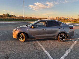 2019 Kia Rio IV, серый, 1350000 рублей, вид 4