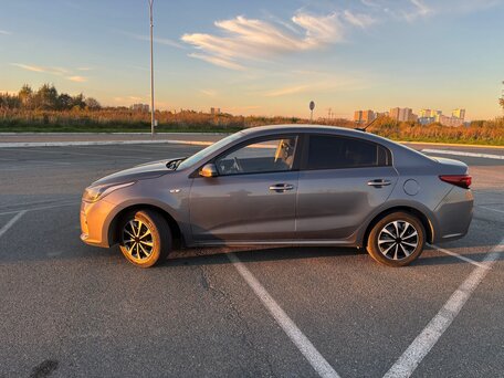 2019 Kia Rio IV, серый, 1350000 рублей, вид 4