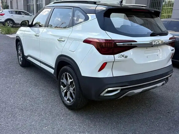 2022 Kia KX3, белый, 1690000 рублей - вид 3
