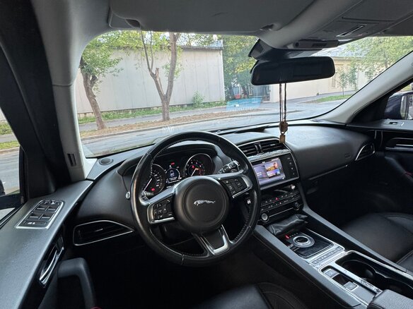 2017 Jaguar F-Pace I, чёрный, 2650000 рублей - вид 3