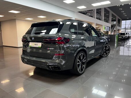 2023 BMW X5 M60i IV (G05/G18) Рестайлинг, серый, 12990000 рублей, вид 2