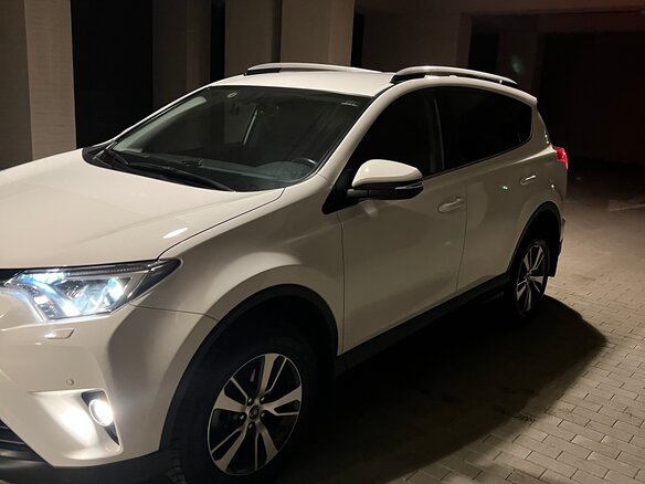 2017 Toyota RAV4 IV (XA40) Рестайлинг, белый, 2800000 рублей - вид 3