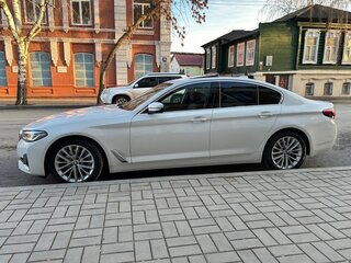 2020 BMW 5 серии 520i VII (G30/G31/G38) Рестайлинг, белый, 4299999 рублей, вид 3