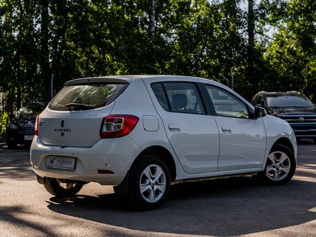 2014 Renault Sandero II, белый, 555001 рублей, вид 2