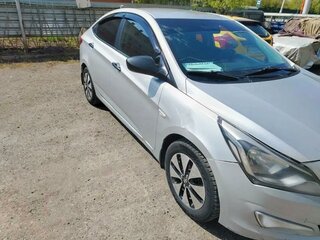 2015 Hyundai Solaris I Рестайлинг, серебристый, 518000 рублей, вид 3