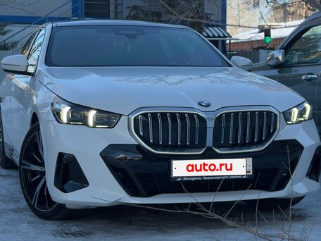 2024 BMW 5 серии 530i xDrive VIII (G60/G61/G68), белый, 6800000 рублей, вид 4
