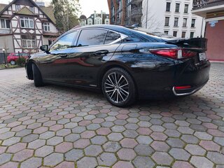 2022 Lexus ES 300h VII Рестайлинг, чёрный, 5350000 рублей, вид 4