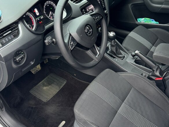 2017 Skoda Octavia III (A7) Рестайлинг, белый, 2100000 рублей - вид 6