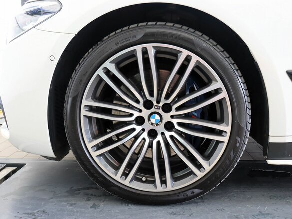 2018 BMW 5 серии 530d xDrive VII (G30/G31/G38), белый, 4600000 рублей - вид 7