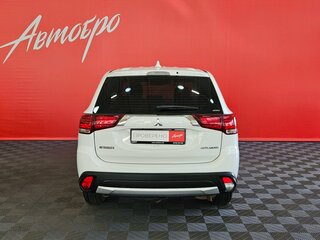 2018 Mitsubishi Outlander III Рестайлинг 2, белый, 1829000 рублей, вид 4