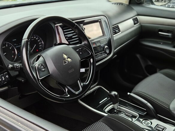 2017 Mitsubishi Outlander III Рестайлинг 2, чёрный, 1825000 рублей - вид 12