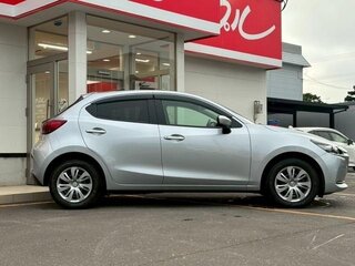 2021 Mazda 2 III (DJ) Рестайлинг, серебристый, 850000 рублей, вид 3
