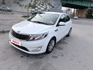 2013 Kia Rio 4-speed III, белый, 850000 рублей, вид 3