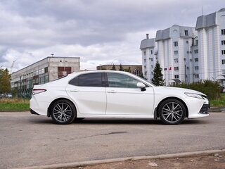 2021 Toyota Camry VIII (XV70) Рестайлинг, белый, 3050000 рублей, вид 4