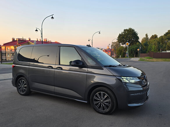 2022 Volkswagen Multivan T7, серый, 5890000 рублей - вид 2