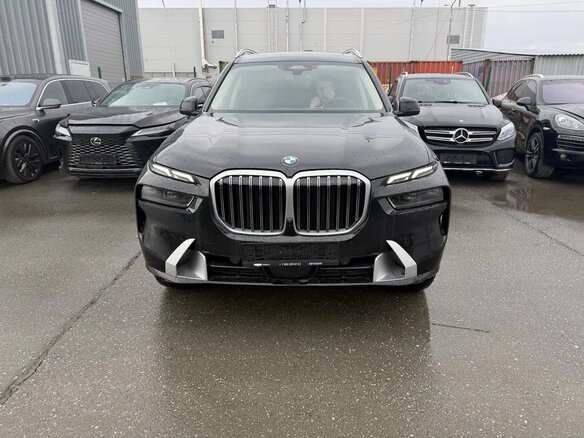 2023 BMW X7 40i I (G07) Рестайлинг, чёрный, 10977000 рублей - вид 2
