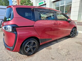 2018 Toyota Sienta II Рестайлинг, красный, 1465000 рублей, вид 3