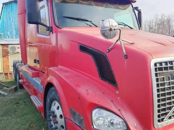 2003 Volvo VNL, красный, 1600000 рублей - вид 8