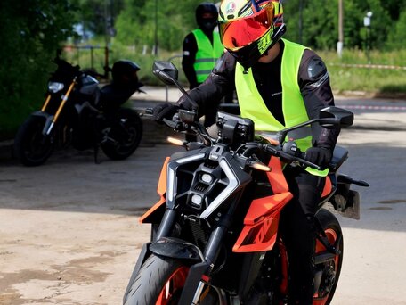 2024 KTM 990 Duke, оранжевый, 1330000 рублей, вид 3