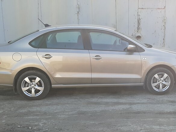 2017 Volkswagen Polo V Рестайлинг, бежевый, 1600000 рублей - вид 2