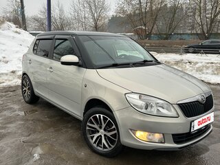 2013 Skoda Fabia II Рестайлинг, серебристый, 580000 рублей, вид 3