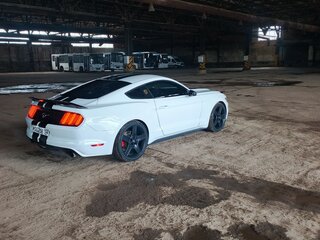2017 Ford Mustang VI Рестайлинг, белый, 2500000 рублей, вид 2