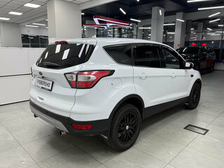 2017 Ford Kuga II Рестайлинг, белый, 1770000 рублей, вид 4