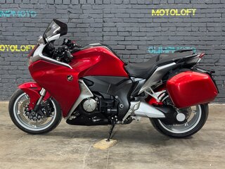 2011 Honda VFR 1200, красный, 875000 рублей, вид 4