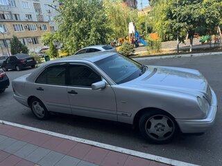 1997 Mercedes-Benz E-Класс 200 II (W210, S210), серебристый, 700000 рублей, вид 4