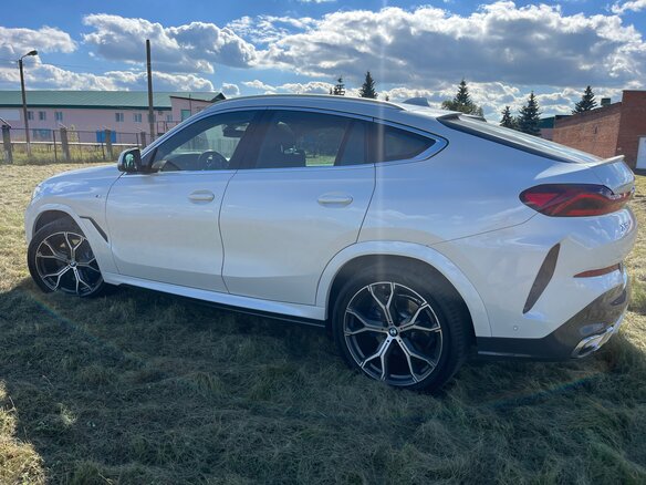 2021 BMW X6 30d III (G06), белый, 6750000 рублей - вид 2