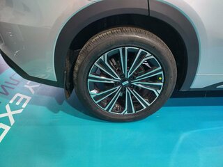 2026 Geely EX5 Гибрид EM-i, серебристый, 3969990 рублей, вид 3