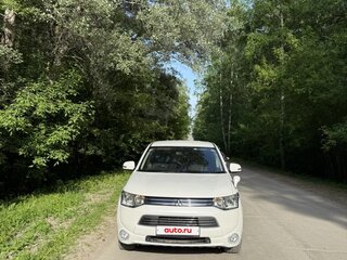 2014 Mitsubishi Outlander PHEV III Рестайлинг, белый, 1600000 рублей, вид 2