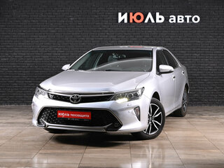 2017 Toyota Camry VII (XV50) Рестайлинг 2, серебристый, 2440000 рублей, вид 1