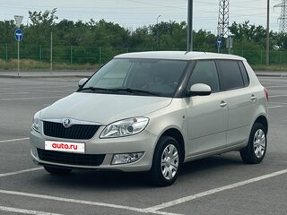2013 Skoda Fabia II Рестайлинг, серебристый, 895000 рублей, вид 1