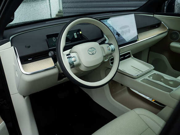 2026 Toyota bZ3X 58.3 kWh, чёрный, 2540046 рублей - вид 3