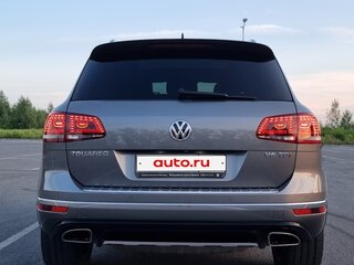 2017 Volkswagen Touareg II Рестайлинг, серебристый, 4400000 рублей, вид 3