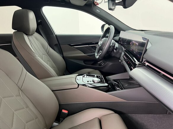 2025 BMW 5 серии 520i VIII (G60/G61/G68), чёрный, 6990000 рублей - вид 14