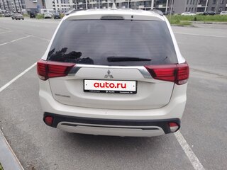 2022 Mitsubishi Outlander III Рестайлинг 3, белый, 2650000 рублей, вид 5