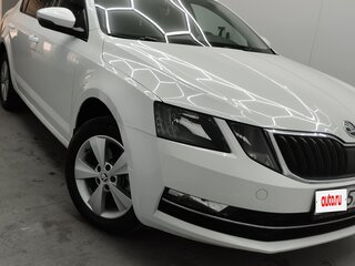 2017 Skoda Octavia III (A7) Рестайлинг, белый, 1400000 рублей, вид 1
