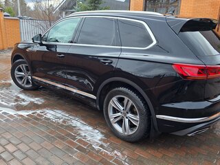 2021 Volkswagen Touareg III, чёрный, 7500000 рублей, вид 3