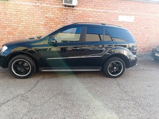2005 Mercedes-Benz M-Класс 500 II (W164), чёрный, 899000 рублей, вид 3