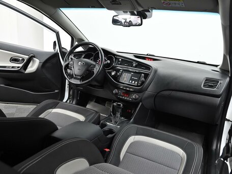 2017 Kia Ceed II Рестайлинг, белый, 1175000 рублей, вид 5