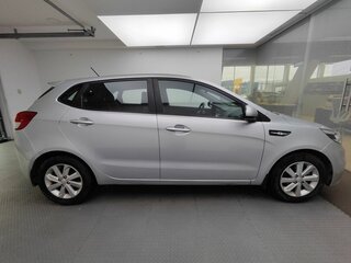 2017 Kia Rio III Рестайлинг, серебристый, 1320000 рублей, вид 4